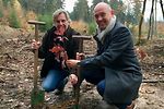 Gottfried Milde pflanzt mit Heiner Rupsch eine Roteiche.