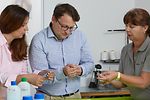 Stephanie Leucht , Thomas Leucht und Claudia Schneidereit (v.l.) bei der Probenvorbereitung.