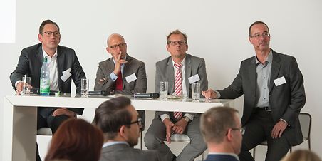Forum 2 Moderator Peter Hanack (v.r.) mit Roland Kilb, Dr. Carsten Ott und Holger Frank